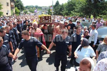 Mii de pelerini, în procesiune pe străzile Sucevei