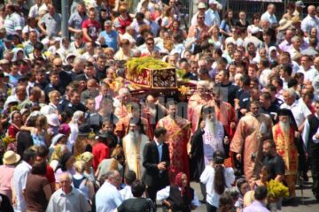Mii de pelerini, în procesiune pe străzile Sucevei