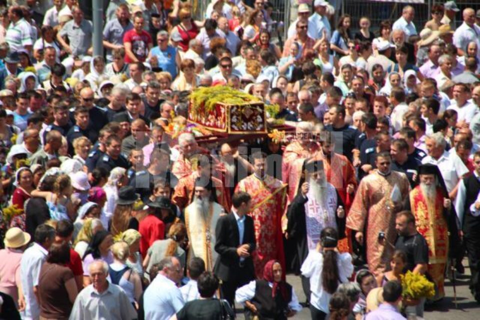 Mii de pelerini, în procesiune pe străzile Sucevei