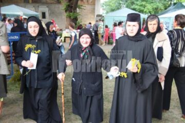 Mii de pelerini, în procesiune pe străzile Sucevei