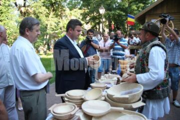 Cătălin Nechifor a vizitat standurile meșterilor populari din cadrul Târgului de Sânziene