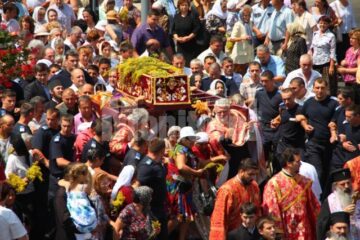 Mii de pelerini, în procesiune pe străzile Sucevei