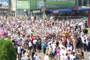 Mii de pelerini, în procesiune pe străzile Sucevei