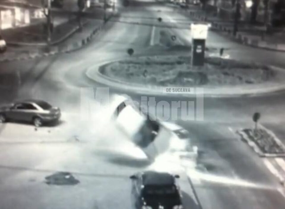Mașina vitezomanului pierde direcția și sare pur și simplu peste un alt autoturism, pe care l-a izbit violent