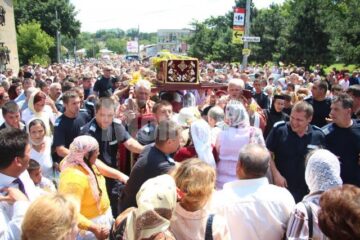 Mii de pelerini, în procesiune pe străzile Sucevei