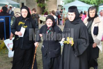 Mii de pelerini, în procesiune pe străzile Sucevei