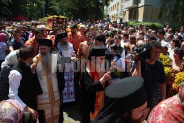 Mii de pelerini, în procesiune pe străzile Sucevei