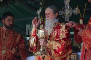 Mii de pelerini, în procesiune pe străzile Sucevei