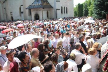 Mii de pelerini, în procesiune pe străzile Sucevei