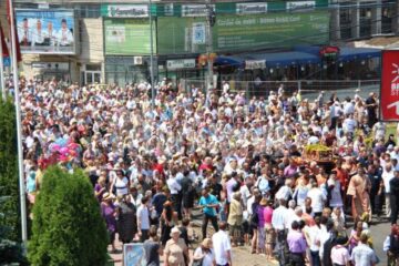 Mii de pelerini, în procesiune pe străzile Sucevei