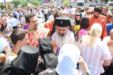 Mii de pelerini, în procesiune pe străzile Sucevei