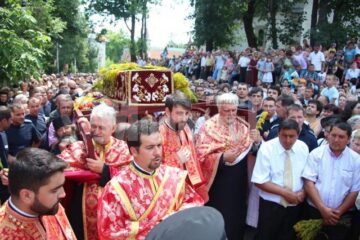Mii de pelerini, în procesiune pe străzile Sucevei