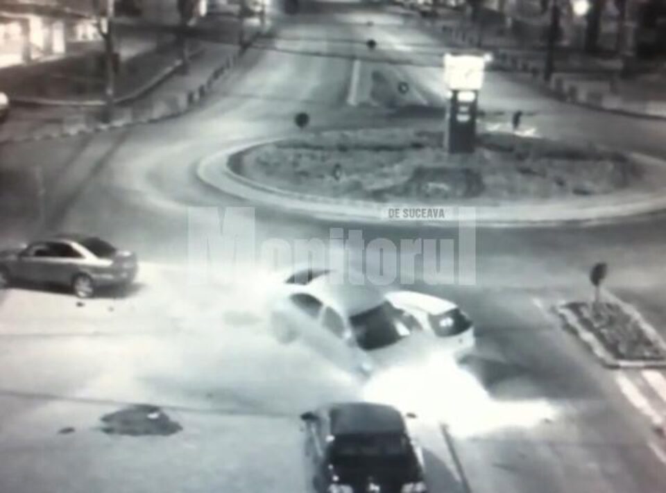 Mașina vitezomanului pierde direcția și sare pur și simplu peste un alt autoturism, pe care l-a izbit violent