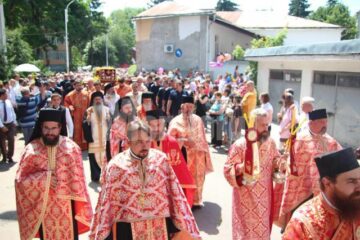 Mii de pelerini, în procesiune pe străzile Sucevei