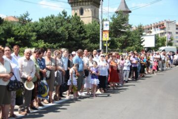 Mii de pelerini, în procesiune pe străzile Sucevei