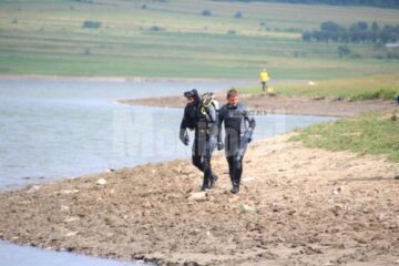 Trupurile tinerii înecați în iazul Lipoveni, recuperate de scafandri