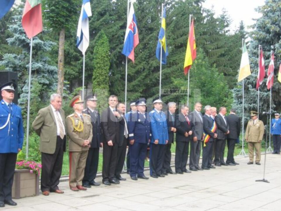 Autoritățile județene și locale, dar și câteva zeci de suceveni au participat ieri la ceremonia publică de înălțare a drapelului României
