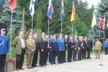 Autoritățile județene și locale, dar și câteva zeci de suceveni au participat ieri la ceremonia publică de înălțare a drapelului României
