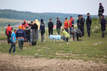 Trupurile au fost aduse la mal de scafandri, sub ochii îngroziți ai membrilor familiilor