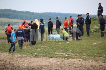 Trupurile au fost aduse la mal de scafandri, sub ochii îngroziți ai membrilor familiilor