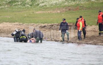 Trupurile au fost aduse la mal de scafandri, sub ochii îngroziți ai membrilor familiilor