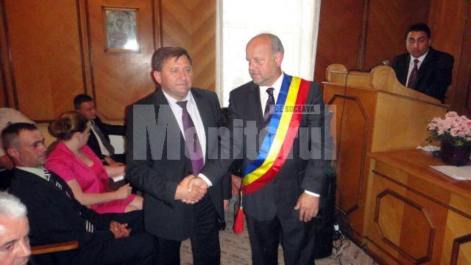 Aurel Olărean (dreapta), care a preluat cel de-al doilea mandat de primar, și Dumitru Ciubotaru (stânga), viceprimarul municipiului Rădăuțimembru PP-DD Aurel Olărean (dreapta), care a preluat cel de-al doilea mandat de primar, și Dumitru Ciubotaru (stânga), viceprimarul municipiului Rădăuțimembru PP-DD