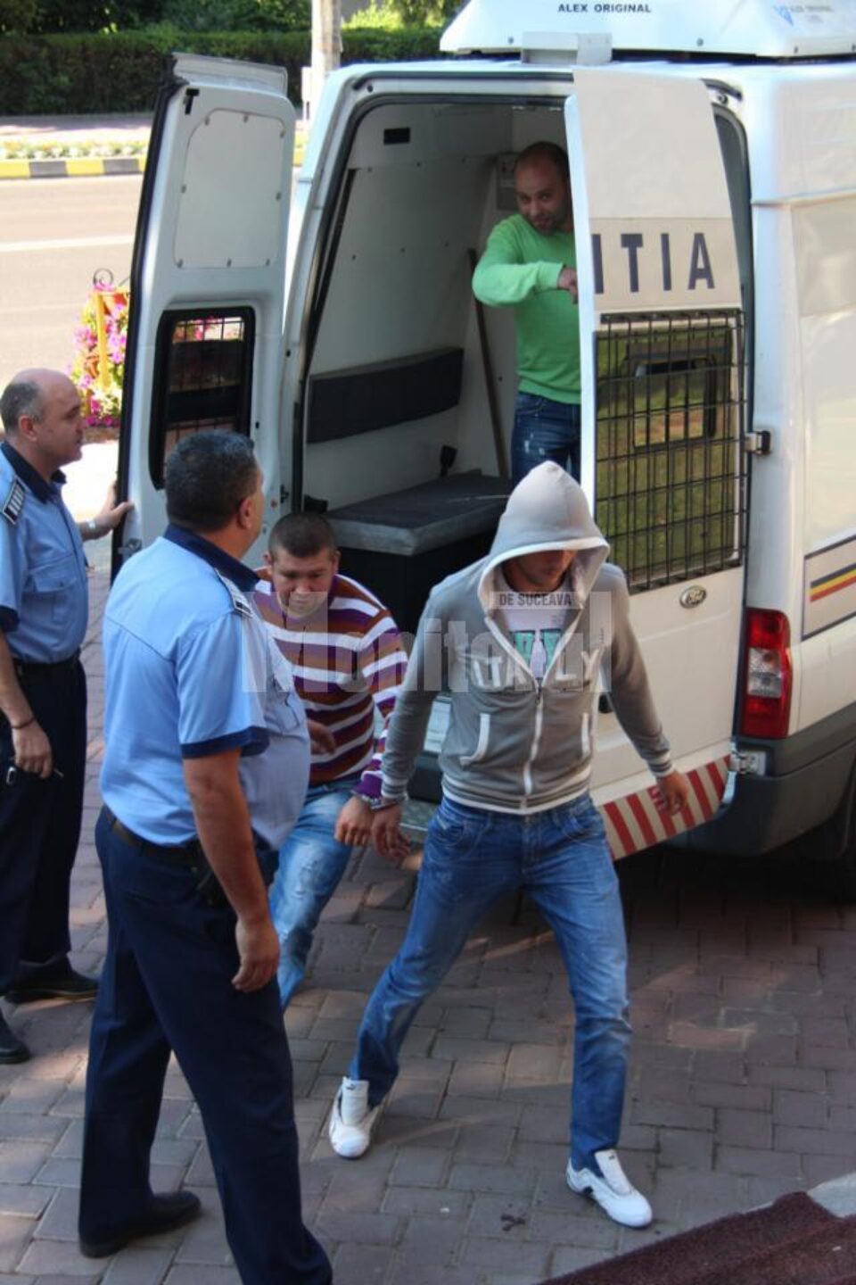 Tinerii arestați pentru trafic de droguri rămân în arest
