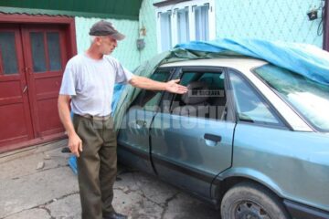 Geamuri sparte cu bolovanii, în miez de noapte