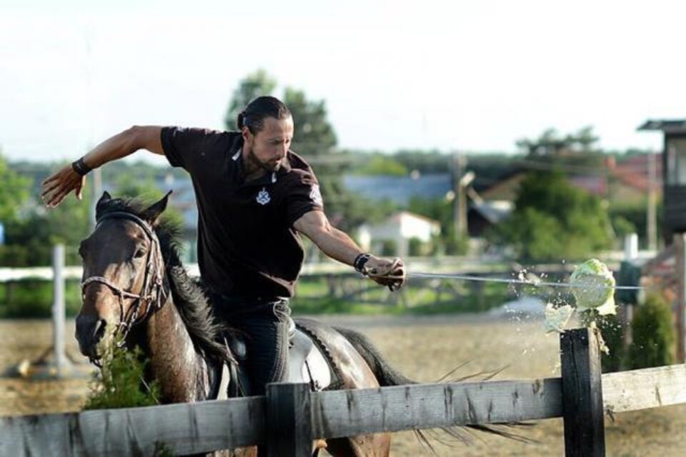 Denis Ștefan, primul român care a obținut dreptul de a deschide la noi o școală de tras cu arcul de pe cal