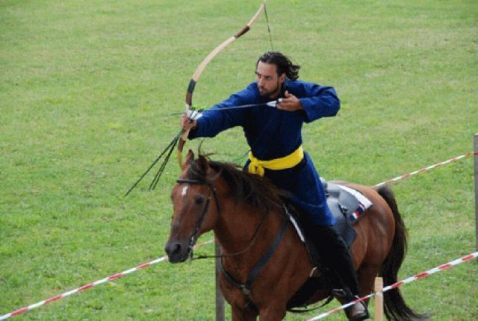 Denis Ștefan, primul român care a obținut dreptul de a deschide la noi o școală de tras cu arcul de pe cal