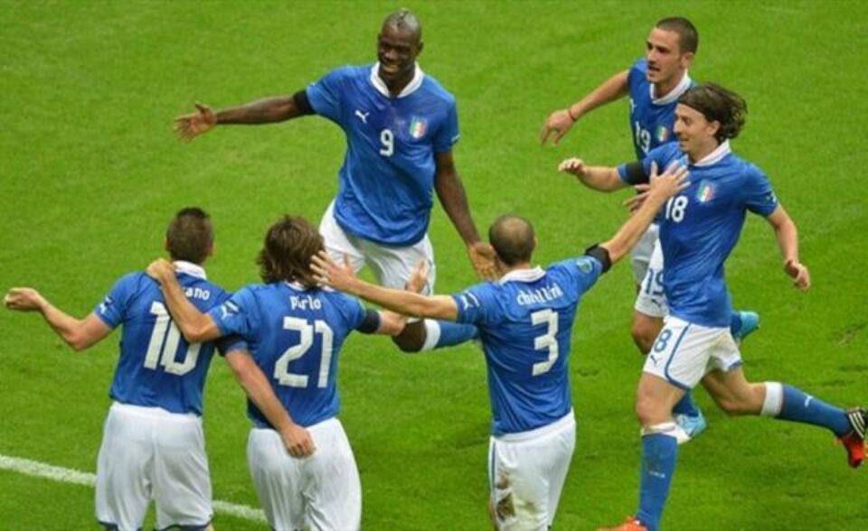 Italienii au încins hora bucuriei după calificarea în finala Euro 2012 Italienii au încins hora bucuriei după calificarea în finala Euro 2012