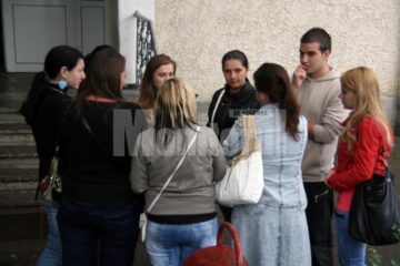 6.209 absolvenți de liceu dau azi bacul scris la română
