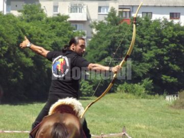 Denis Ștefan a făcut la Rădăuți o impresionantă demonstrație de tras cu arcul din goana calului