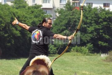 Denis Ștefan a făcut la Rădăuți o impresionantă demonstrație de tras cu arcul din goana calului