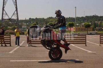 Cascadorii periculoase dar spectaculoase pe motocicletă