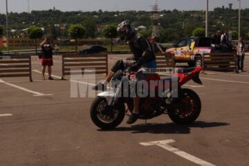 Cascadorii periculoase dar spectaculoase pe motocicletă