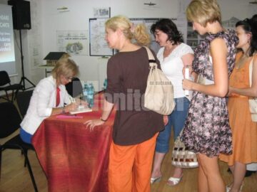 Gigi Ghinea oferind autografe cititorilor