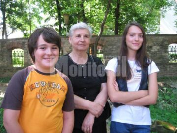 Bunica Rodica Grosu împreună cu cei doi nepoți, Mihnea și Diana
