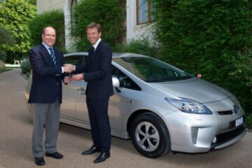 Toyota a livrat primul Prius cu alimentare la priză Prințului Albert II de Monaco