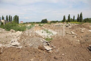 Mormane de pământ abandonate pe locul fostei fabrici ROMUPS