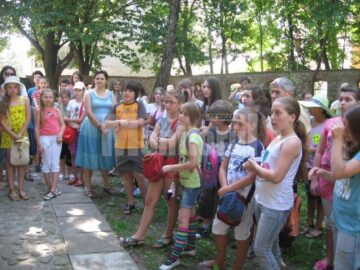 Copiii ascultă indicațiile muzeografilor