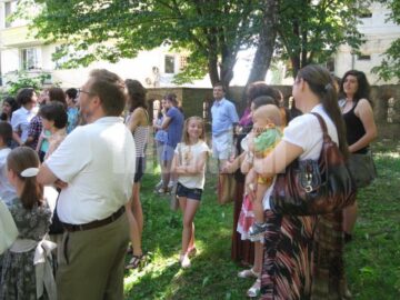 Părinți și copii la festivitatea de deschidere