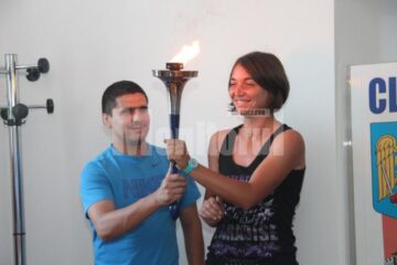 Torța a fost trasmisă la toți participanții prezenți la stadion