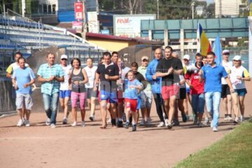 Torța a fost trasmisă la toți participanții prezenți la stadion