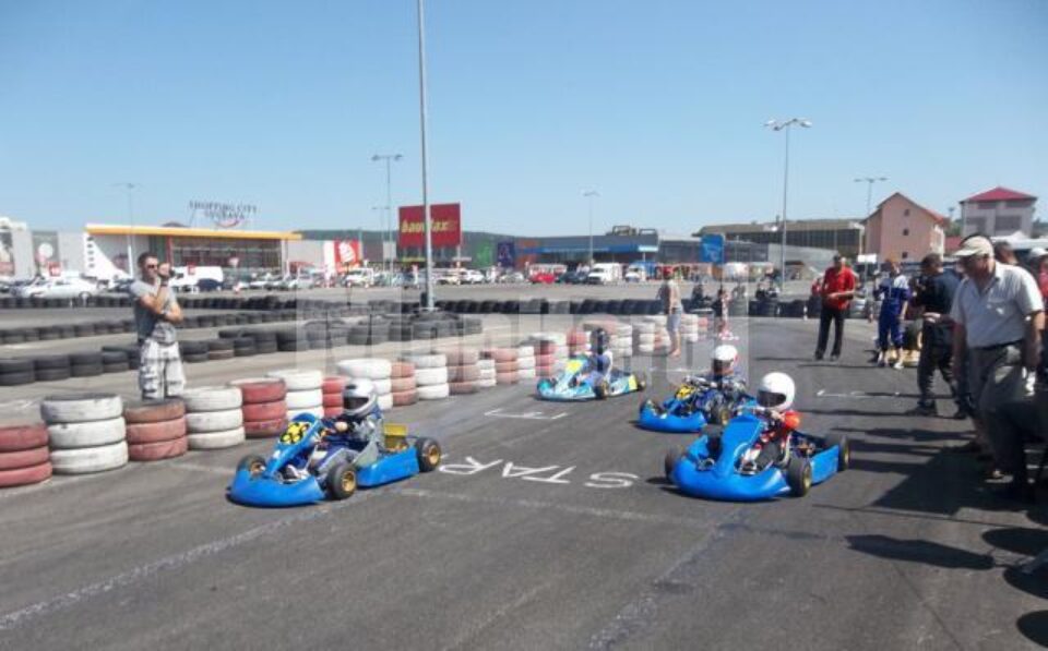 Micii piloți de karting s-au întrecut în parcarea de la Shopping City