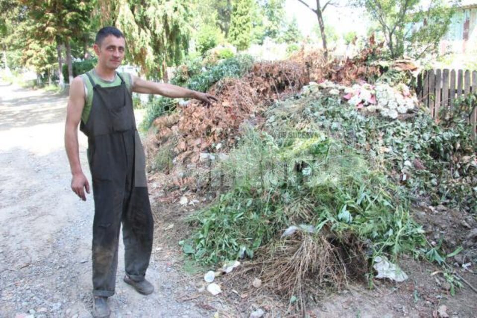 Constantin Beldea consideră mormanul de gunoi de la intrarea în cimitir nu doar rușinos, ci și periculos