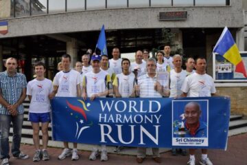 Ieri dimineață, șeful municipalității sucevene, Ion Lungu, s-a alăturat pentru scurt timp la maratonul mondial al armoniei – „World Harmony Run”