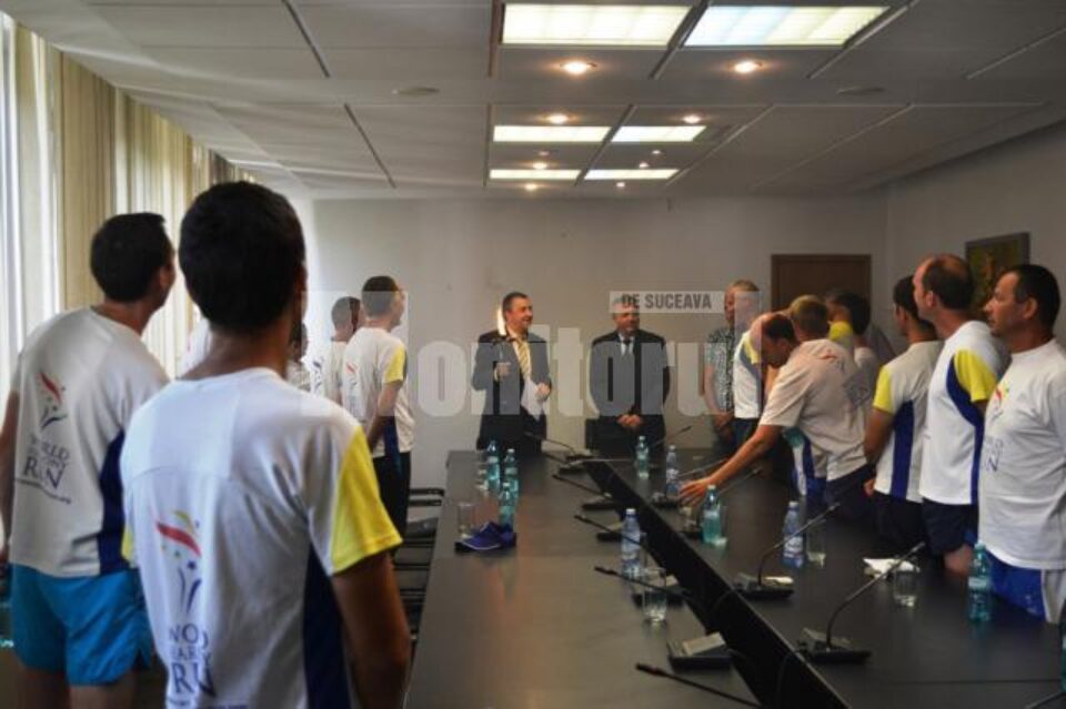 Membrii ștafetei de alergători „World Harmony Run” au fost primiți de prefectul și subprefectul județului Suceava, Florin Sinescu, respectiv Constantin Harasim