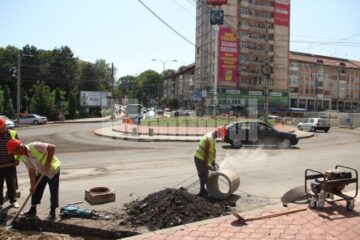 Lucrările de asfaltare a sensului giratoriu vor fi terminate duminică, la amiază