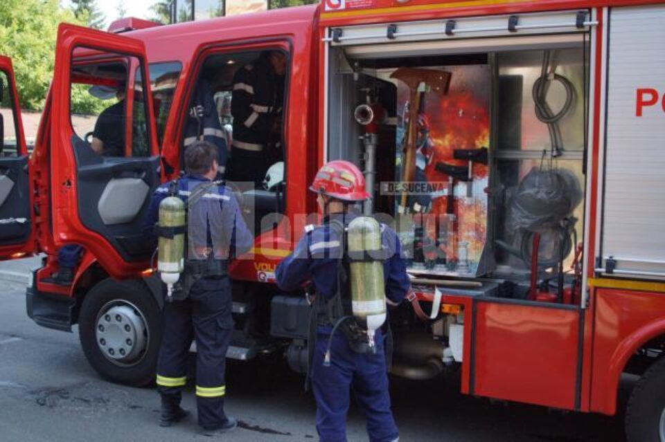 Pompieri au intervenit imediat pentru stingerea incendiului izbucnit la un panou electric